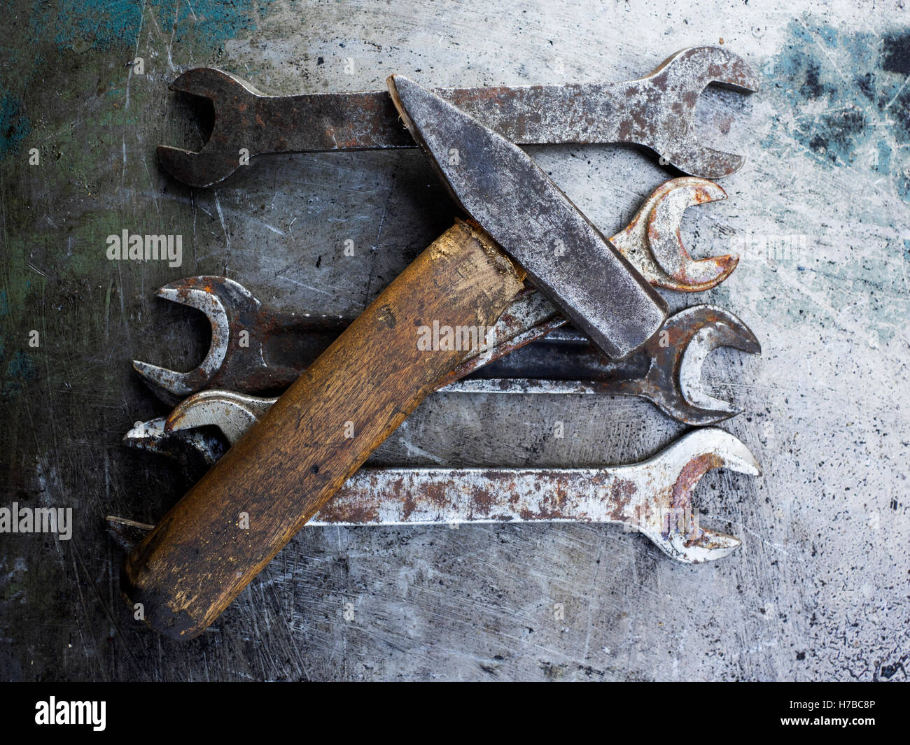Vecchia chiave arrugginita e hummer su sfondo di metallo Foto Stock