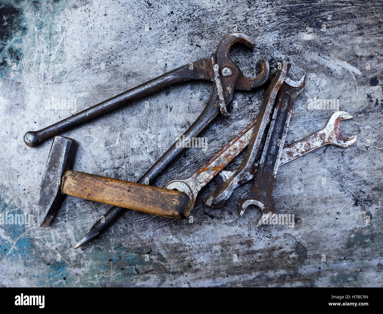 Vecchia chiave arrugginita, hummer e pinze su sfondo di metallo Foto Stock