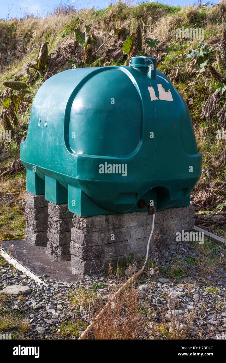 Interno in plastica serbatoio di accumulo di olio in un cortile, su blocchi di brezza. Foto Stock