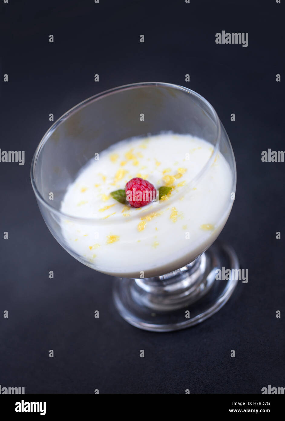 Limone e mousse di yogurt servito con lampone e menta come dessert freddo Foto Stock