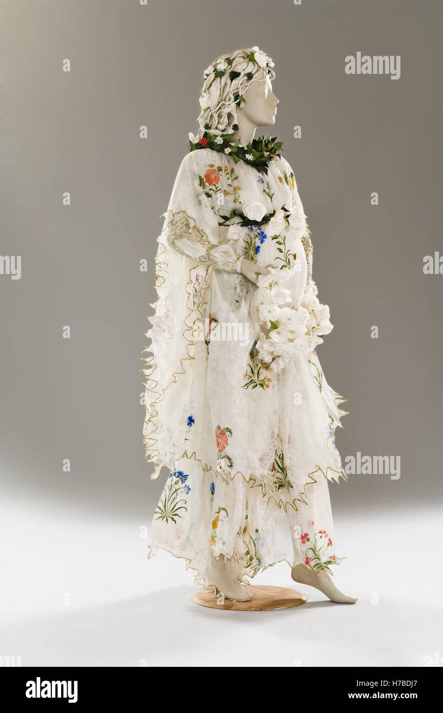 Bianco bosco modellato tipo di acquavite, replica storico vestito di carta di Isabelle de Borchgrave Foto Stock