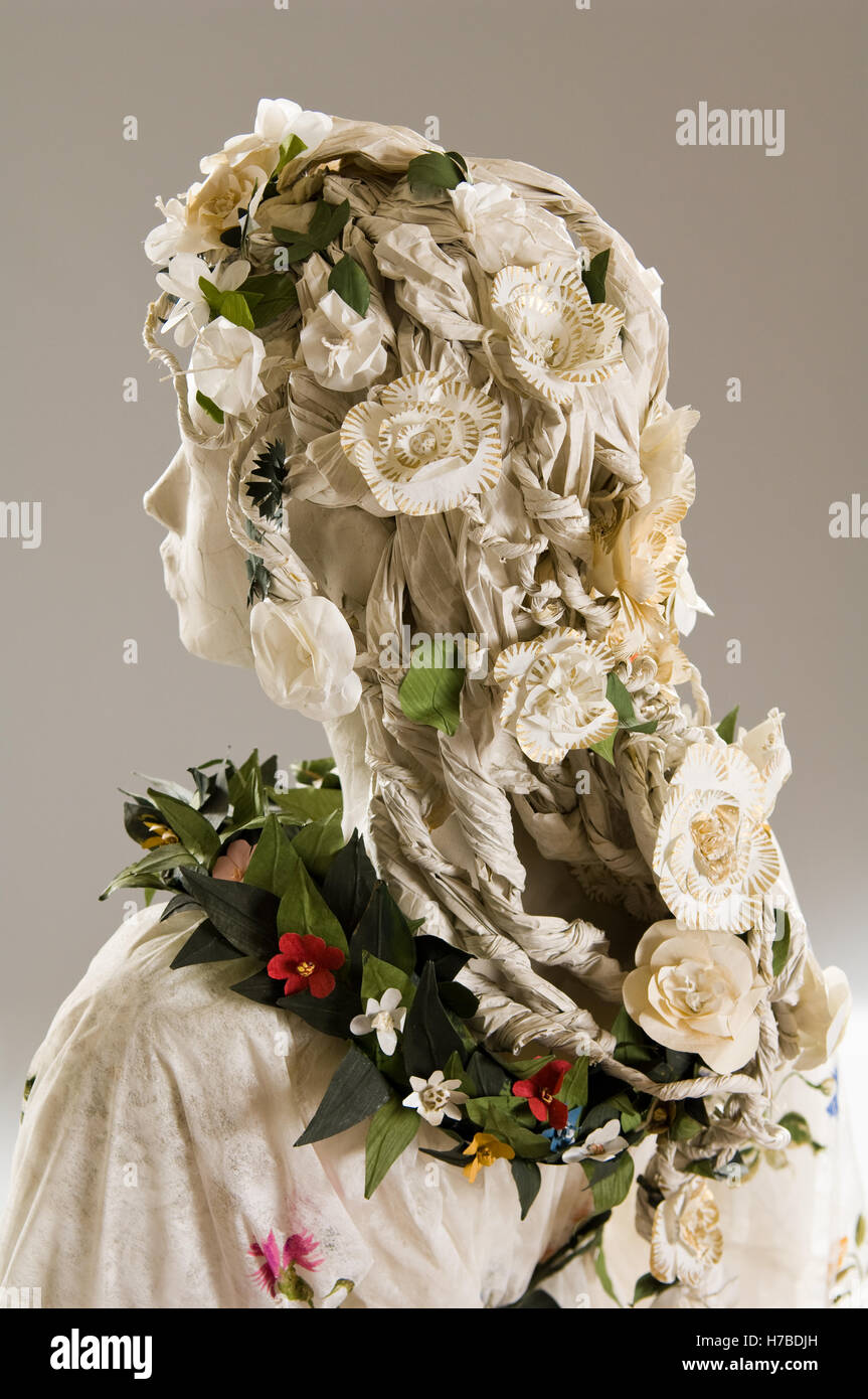 Fiori di carta e di foglia garland sul manichino vestito da Isabelle de Borchgrave Foto Stock