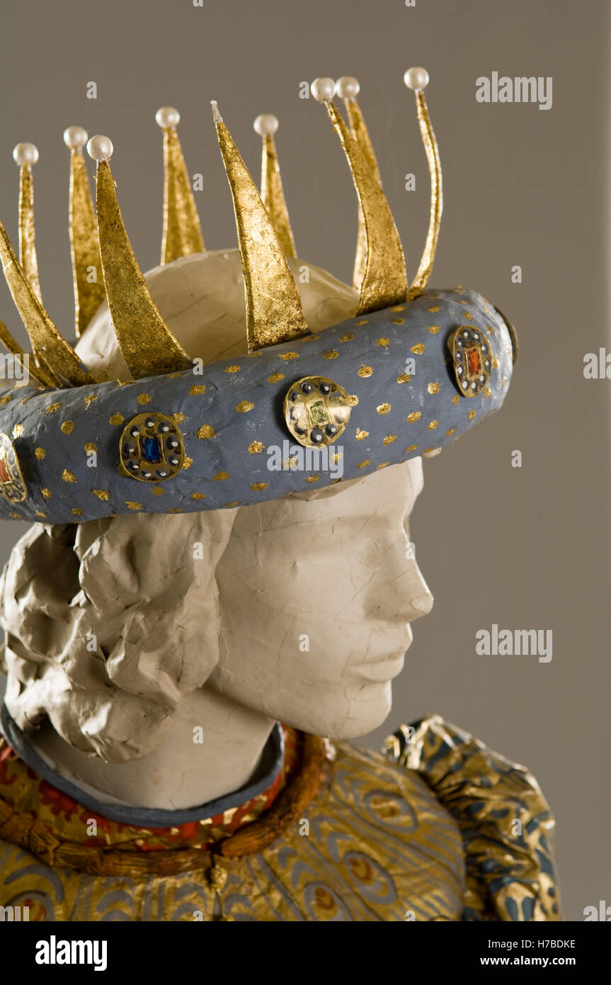 Corona su manichino in abito di carta costume replica storico vestito di carta di Isabelle de Borchgrave Foto Stock