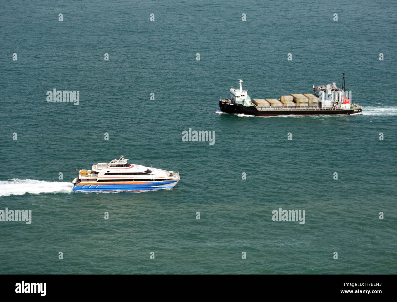 Gita Crociera in barca e contenitori nave Hong Kong bay in Cina Foto Stock