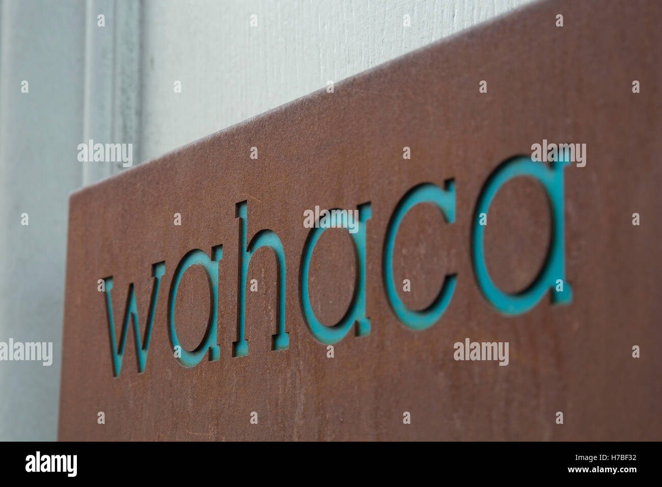 A seguito di un focolaio di norovirus, diversi rami del Wahaca messicano della catena alimentare sono state chiuse dopo oltre 350 membri del pubblico e il personale si ammalò di una probabile breakout dell'inverno vomito bug, compreso questo ramo in Covent Garden di Londra, Regno Unito. Co-fondatori Thomasina Miers, e Mark Selby, ha detto: "Abbiamo valutato ciascun caso e quando è diventato evidente che essi non sono stati episodi isolati, abbiamo preso contatti con i competenti funzionari di sanità pubblica in Inghilterra e salute ambientale ufficiali." In tutti e nove gli Sportelli erano sospettati e chiuso e quattro hanno riaperto come del 3 novem Foto Stock