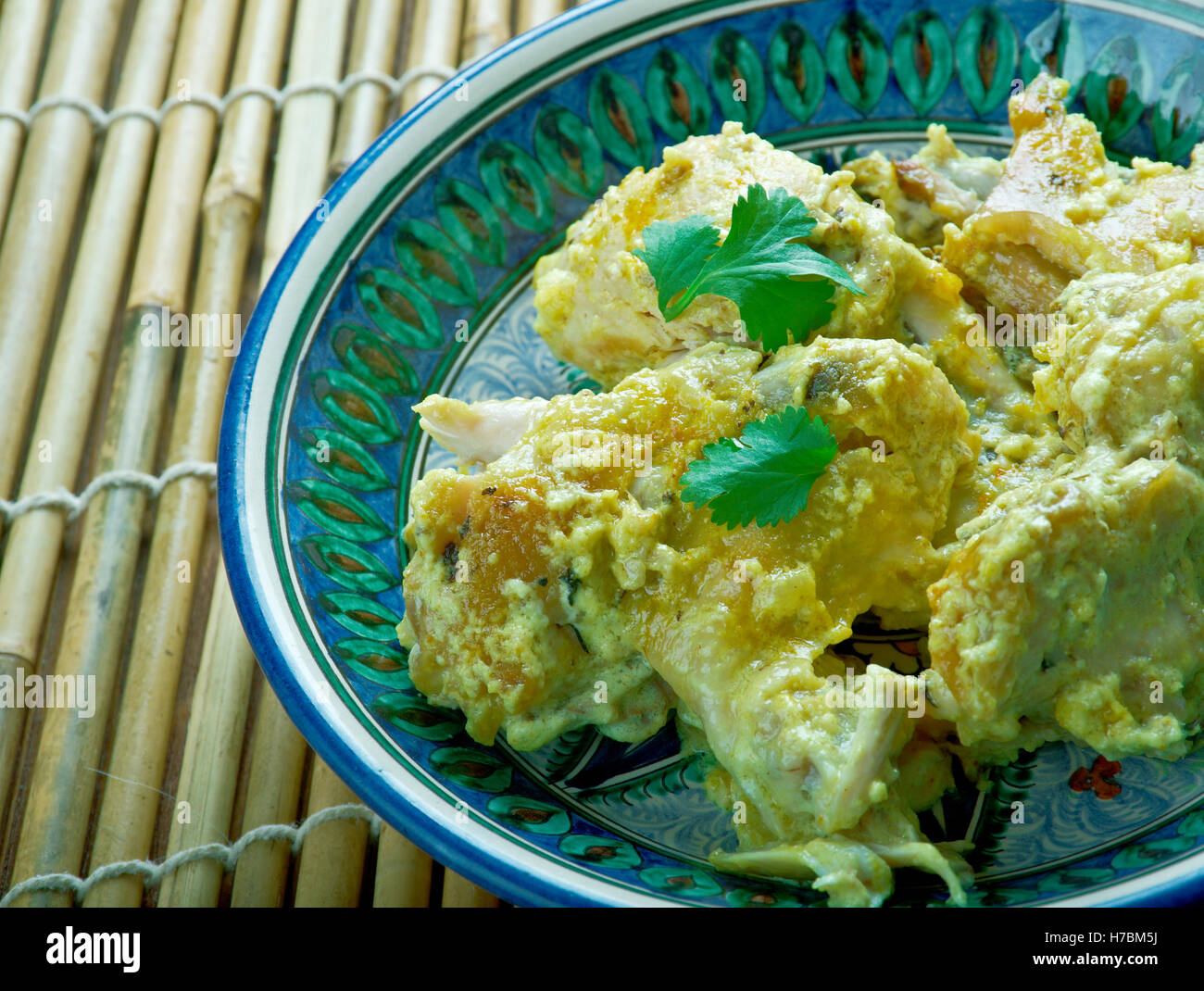 Egyptian pollo fritto di pollo in salsa. Cucina mediterranea Foto Stock