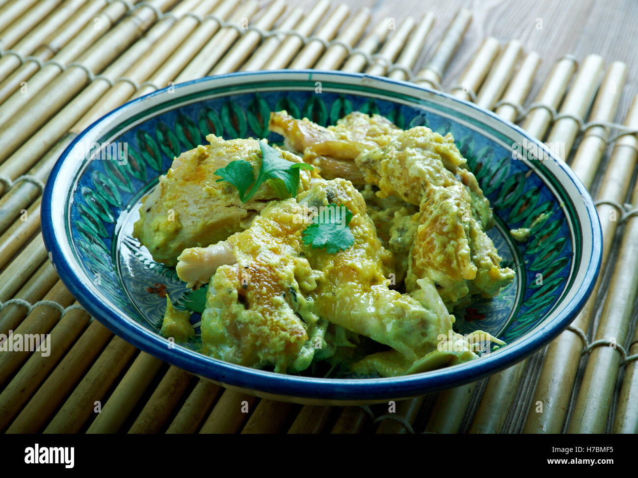 Egyptian pollo fritto di pollo in salsa. Cucina mediterranea Foto Stock