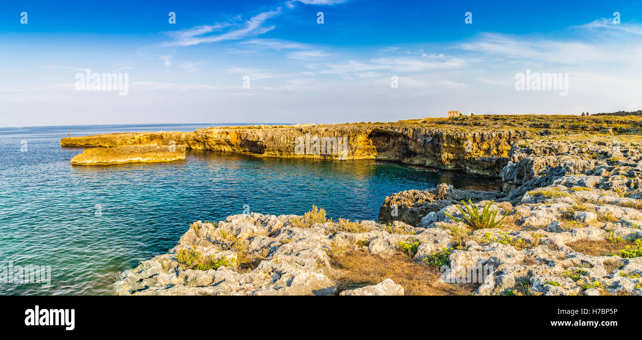 Rocky fascia costiera della Puglia Foto Stock