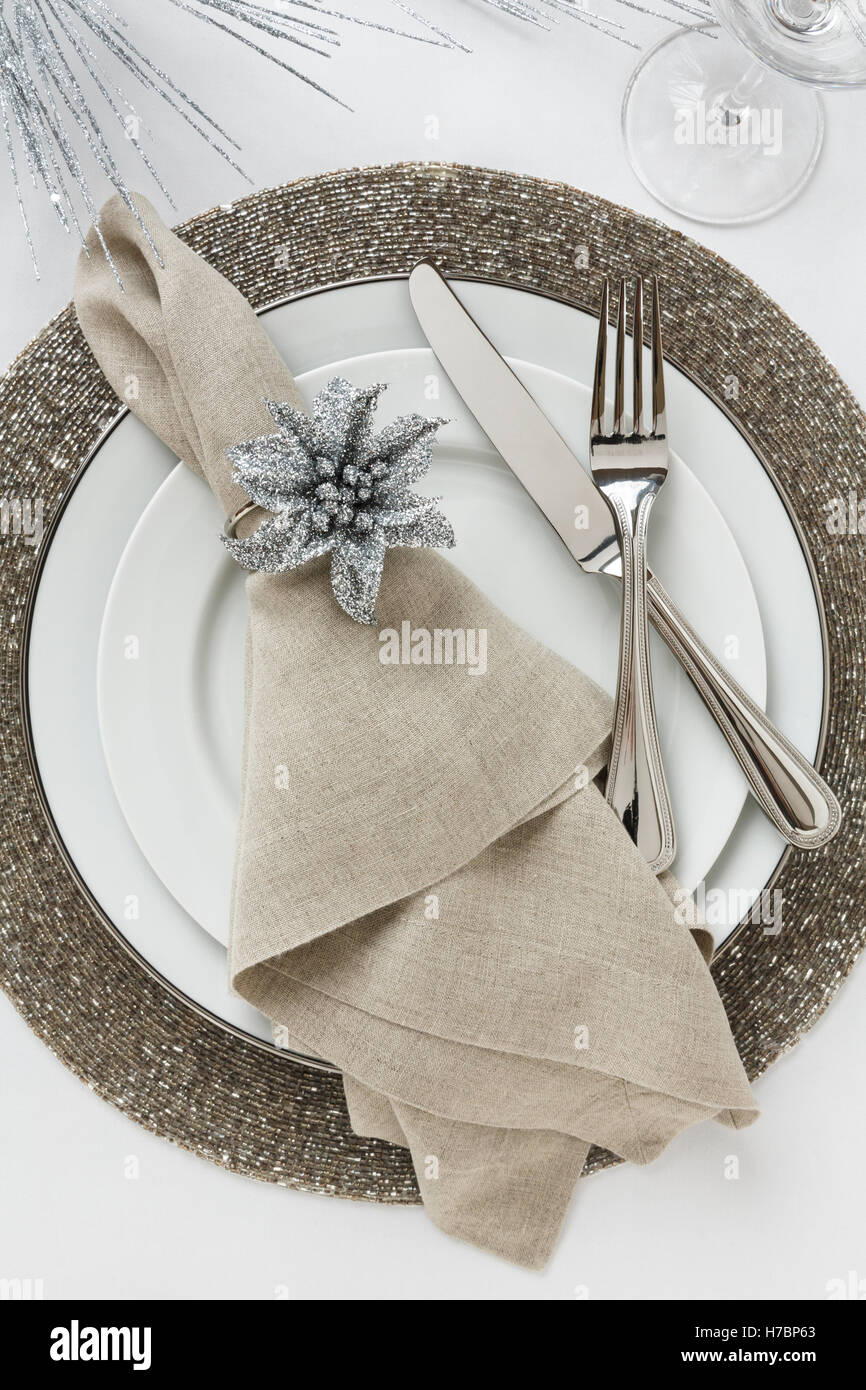 Festosa fantasia fine formale sala da pranzo di Natale o di Capodanno holiday dinner party impostazione tabella luogo impostazione con decorazioni Foto Stock