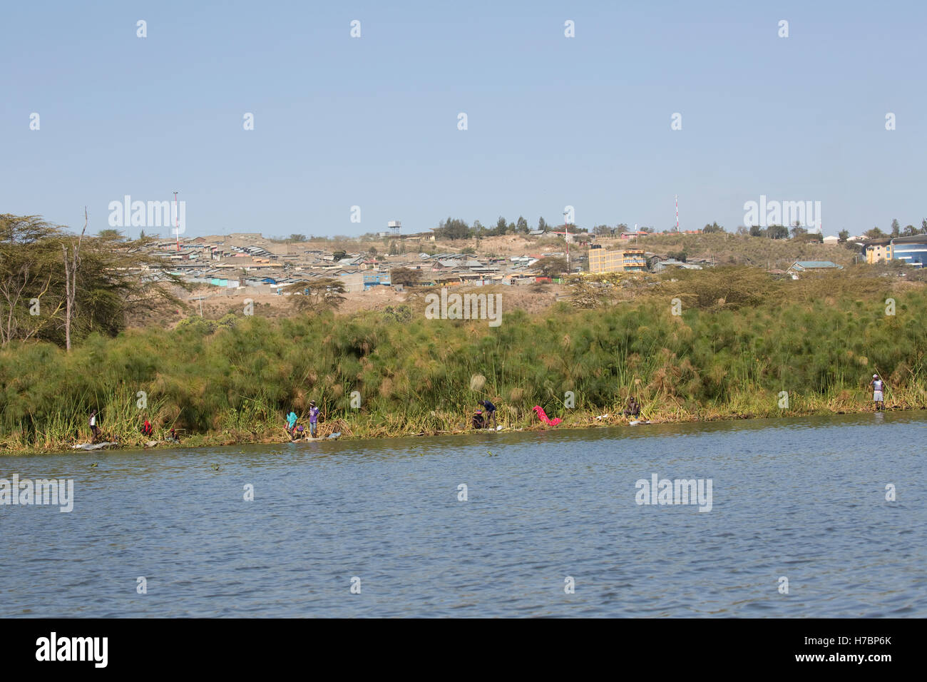 Sviluppo di alloggiamento su una collina vicino e dei pescatori a bordo lago lago Naivasha Kenya Foto Stock