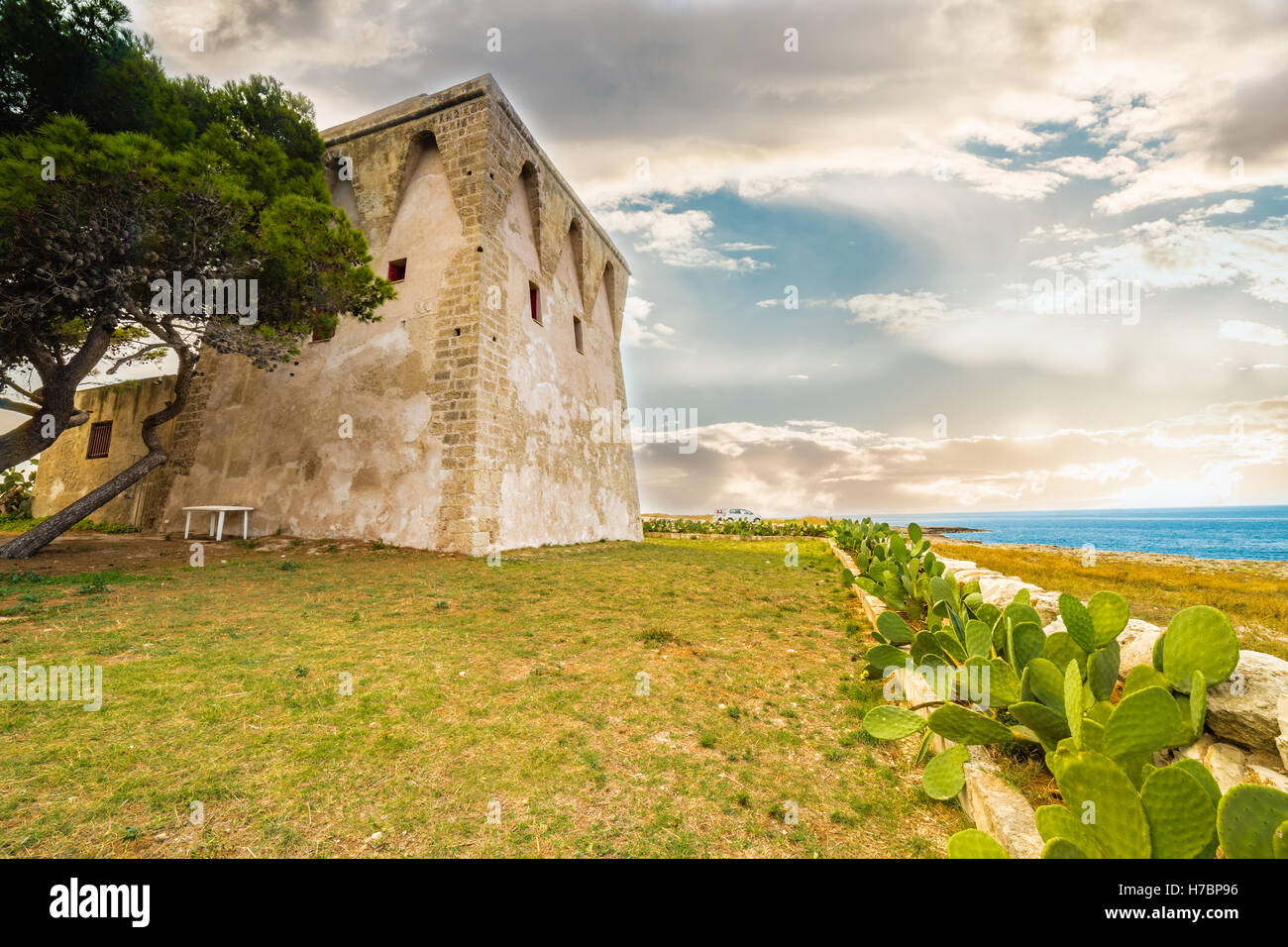 Antica torre di vedetta sulla costa della Puglia Foto Stock