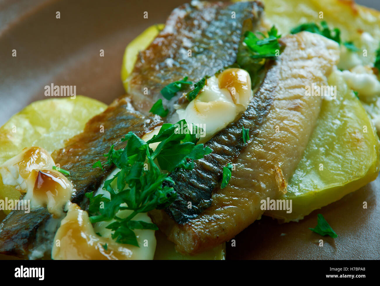Estone di aringhe al forno con patate. La cucina del Baltico Foto Stock