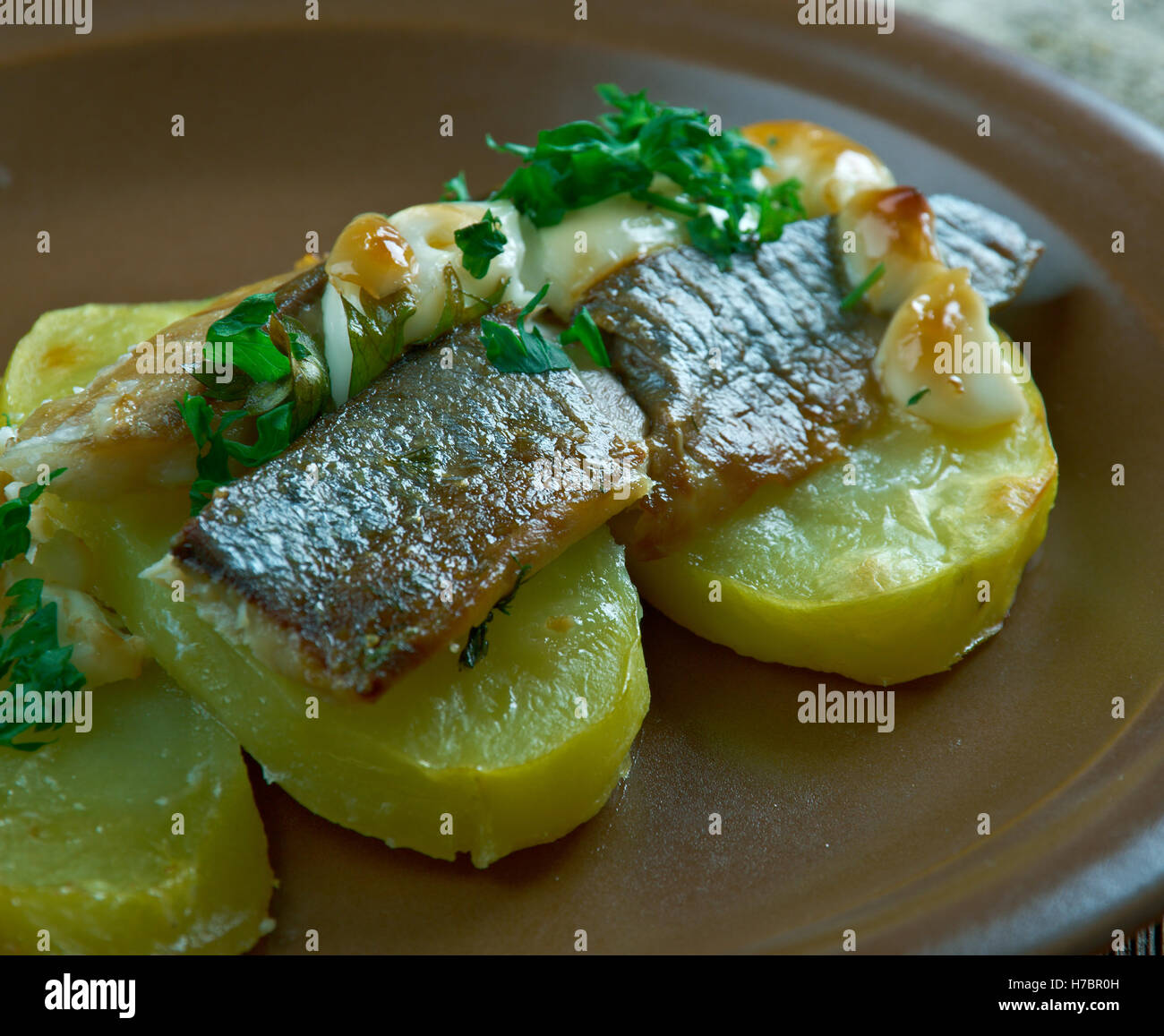 Estone di aringhe al forno con patate. La cucina del Baltico Foto Stock