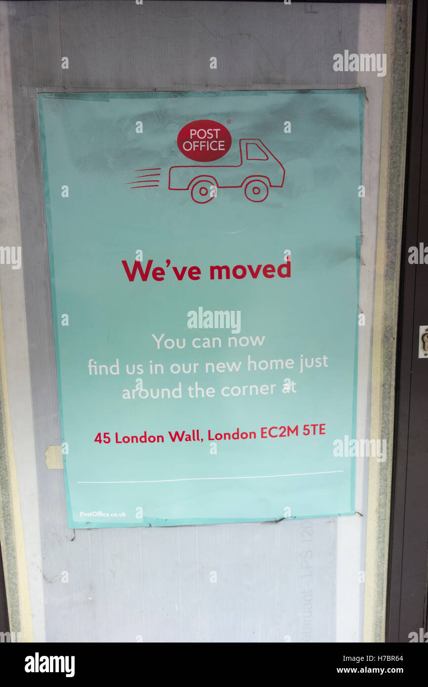 "Abbiamo spostato nel segno al di fuori di una chiusa Post Office su Moorgate. Città di Londra, Regno Unito Foto Stock