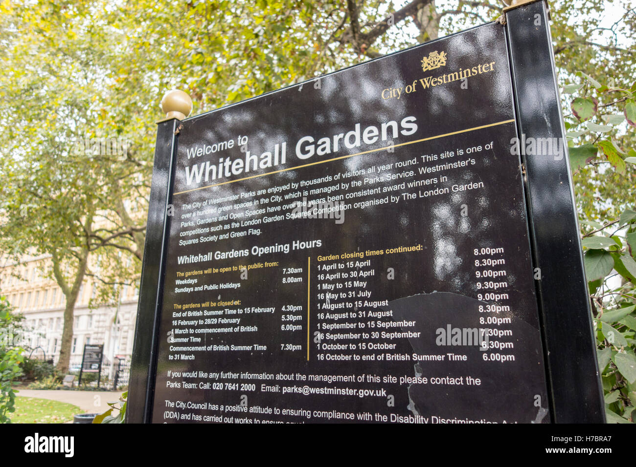 Whitehall Gardens segno e orari di apertura. City of Westminster, Londra, Regno Unito Foto Stock