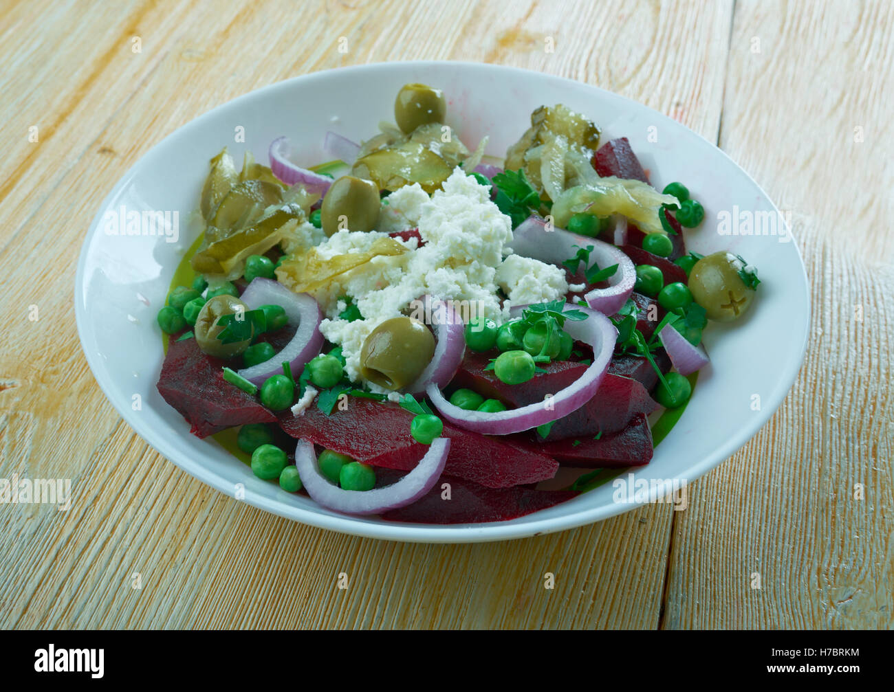 Barbabietola, pisello verde,l'insalata di feta.Cucina mediterranea Foto Stock