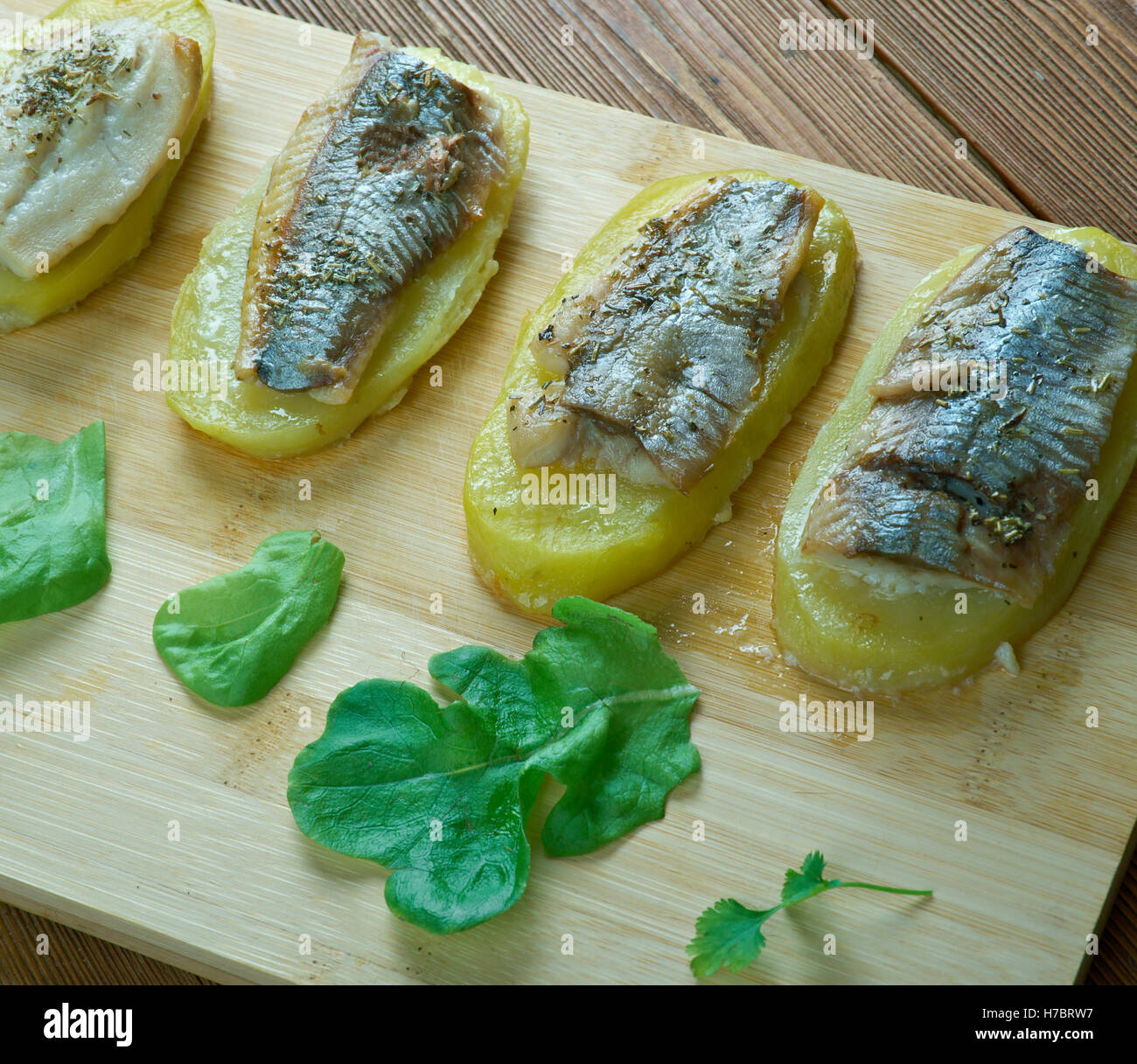 Patata con anguila al horno - Anguilla con patate al forno.La cucina  spagnola Foto stock - Alamy