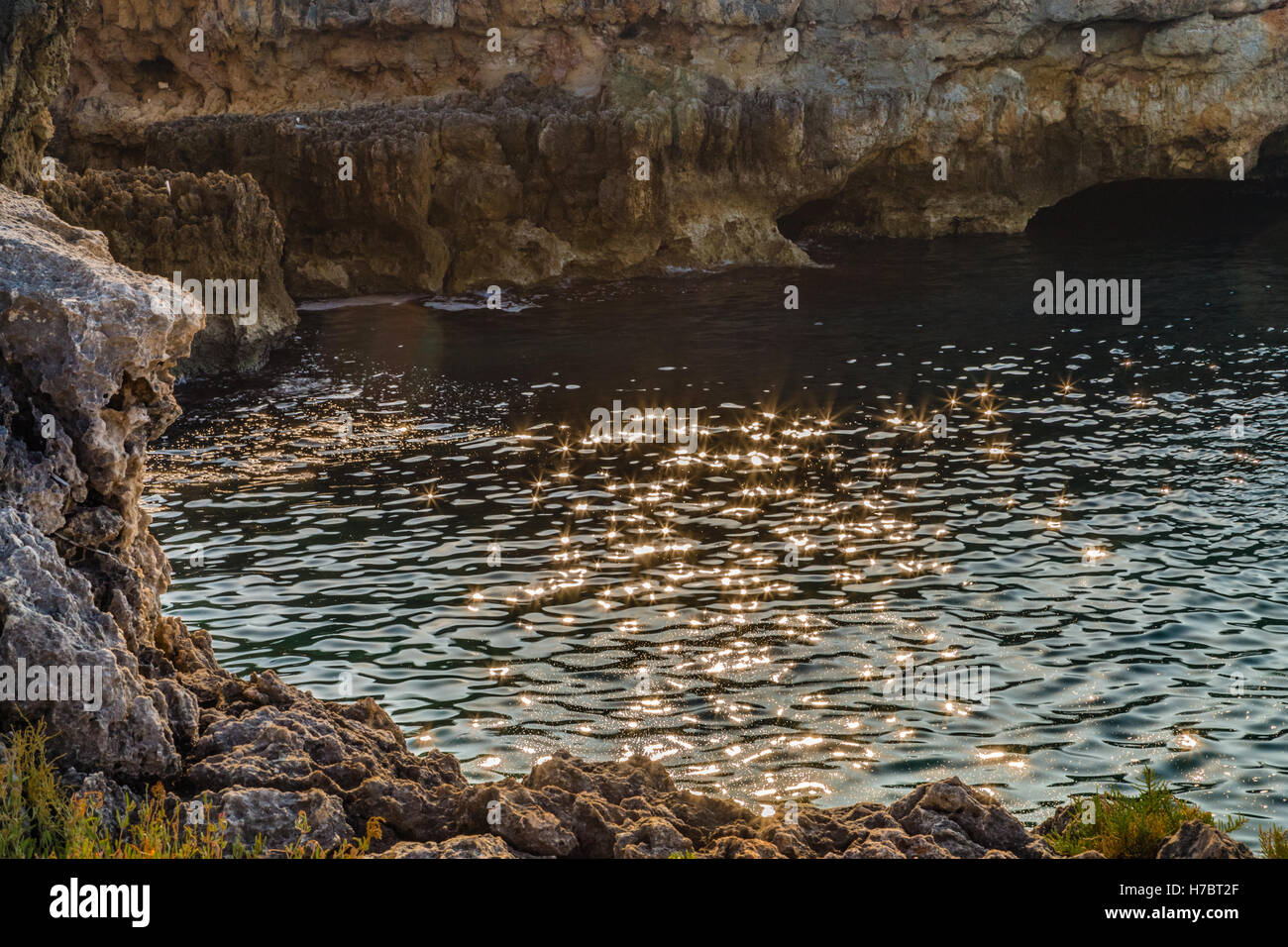 Riflessioni in mare sulla costa della Puglia Foto Stock