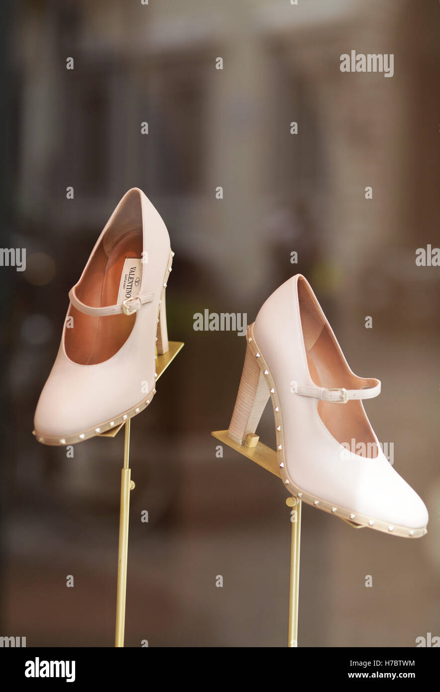 La vetrina del negozio Valentino mostra dei tacchi alti scarpe Foto stock -  Alamy