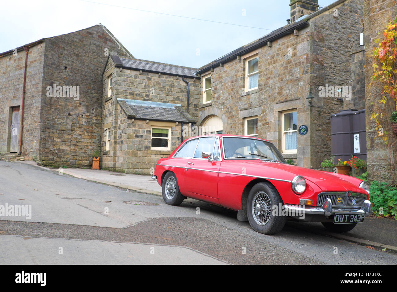 MGB GT Sport auto parcheggiate nel villaggio di Middlesmoor, North Yorkshire Regno Unito Foto Stock
