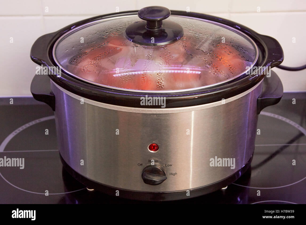 Slow cooker cottura una casseruola in una casa del Regno Unito Foto Stock