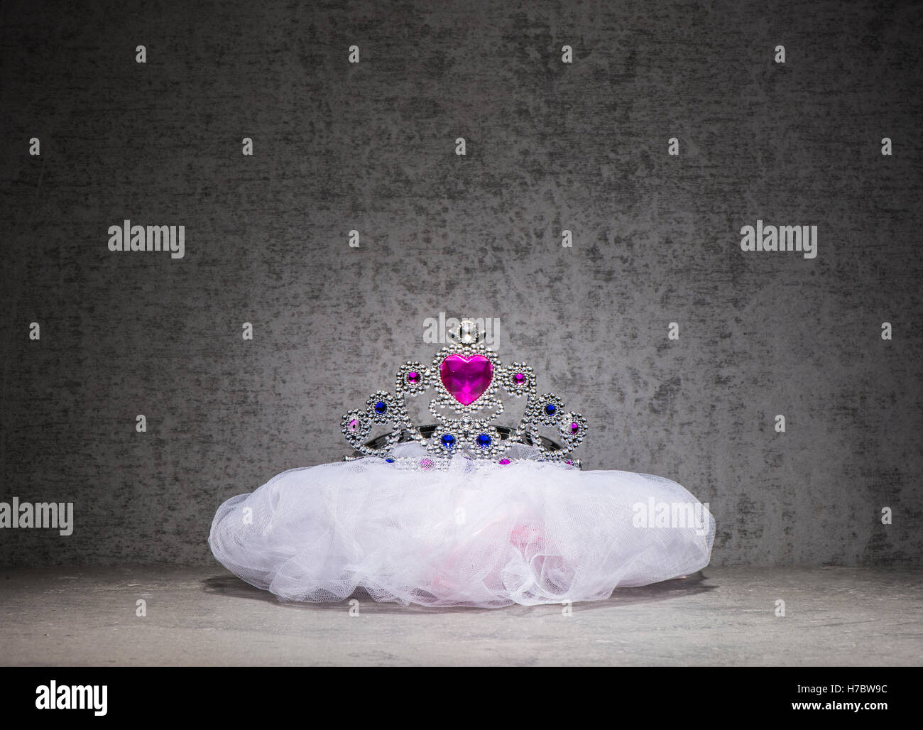Princess Crown o tiara. Giocattolo di plastica per bambini medicazione per una festa in costume o di fantasia Play. Lucido gioielli rosa per le bambine. Foto Stock
