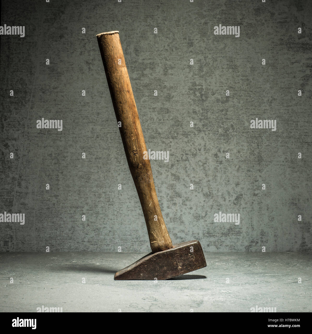 Vintage il martello e il muro di pietra. Ancora in vita di strumento di lavoro. Concetto di DIY e riparazione. Foto Stock