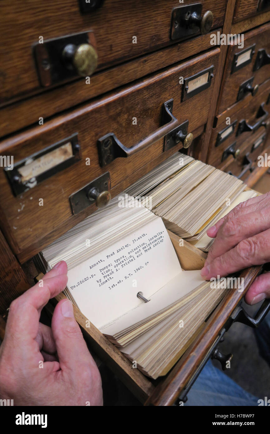 L uomo ricerca libro, Library Card catalogo, STATI UNITI D'AMERICA Foto Stock