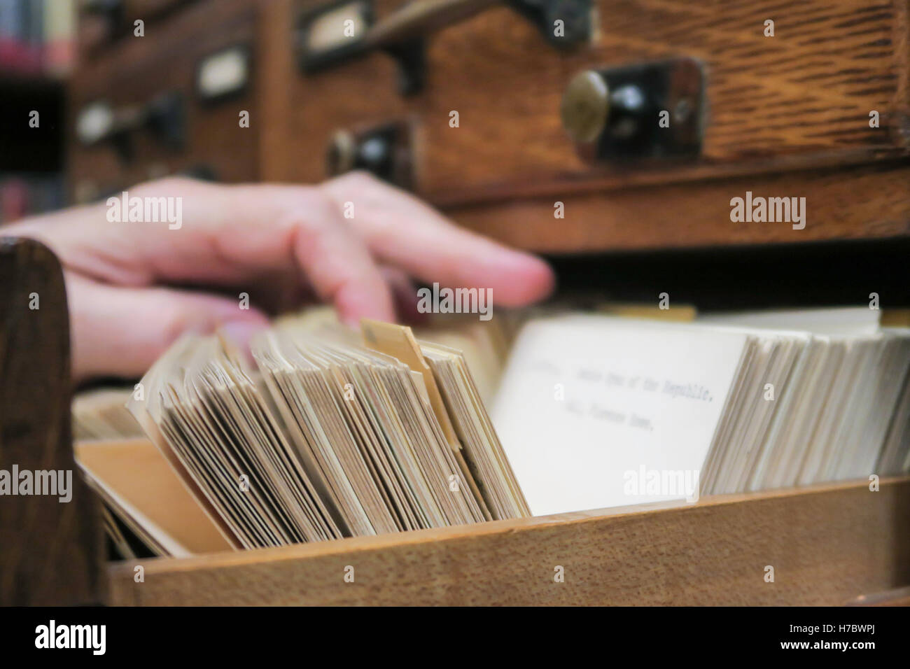 L uomo ricerca libro, Library Card catalogo, STATI UNITI D'AMERICA Foto Stock