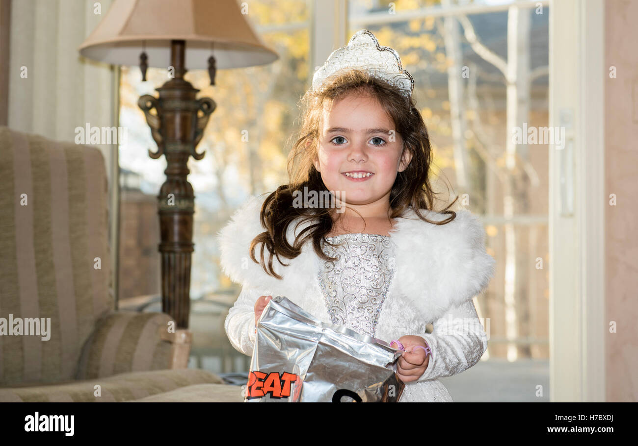 Giovane ragazza vestita come una principessa tenendo un Trick or Treat Bag Foto Stock