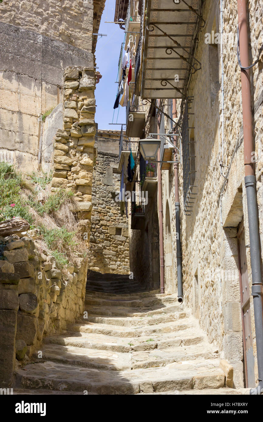 Strada stretta nella città medievale di Sos de rey catolico (Spagna). Foto Stock