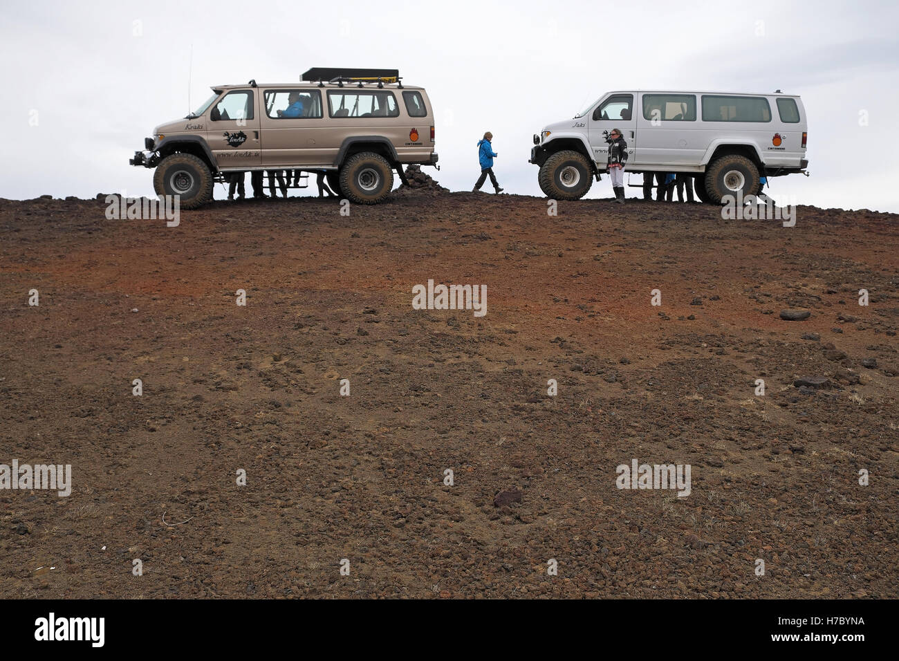 Super-jeep e turisti sul bordo del Ludentarhaed, un vulcano estinto a est di Myvatn, Islanda. Foto Stock
