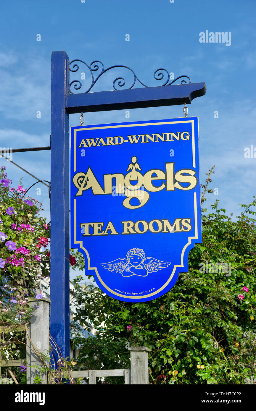 Cartello fuori angeli sala da tè, Babbacombe, Torquay, Devon su una soleggiata giornata estiva contro un cielo blu chiaro. Foto Stock