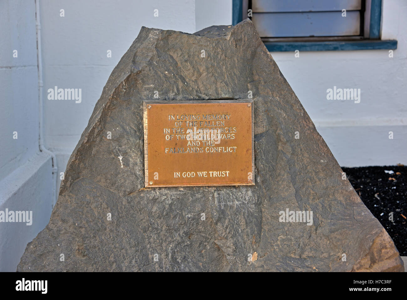 Le forze alleate Memorial nella parte anteriore della chiesa di Santa Maria in Georgetown sull Isola di Ascensione Foto Stock