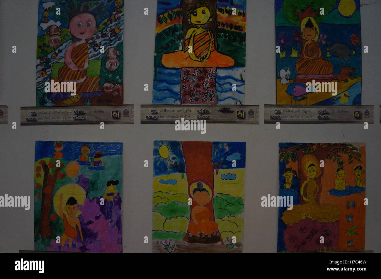 Disegni di Buddha fatte dai bambini e visualizzato in una fiera in un centro commerciale per lo shopping, Kandy, Sri Lanka Foto Stock
