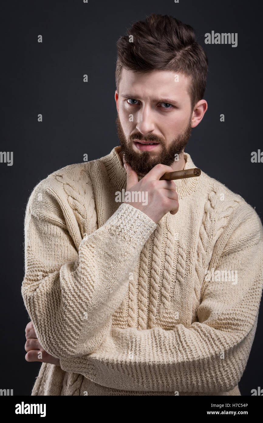 Ritratto di sospetti uomo barbuto con sigaro Foto Stock