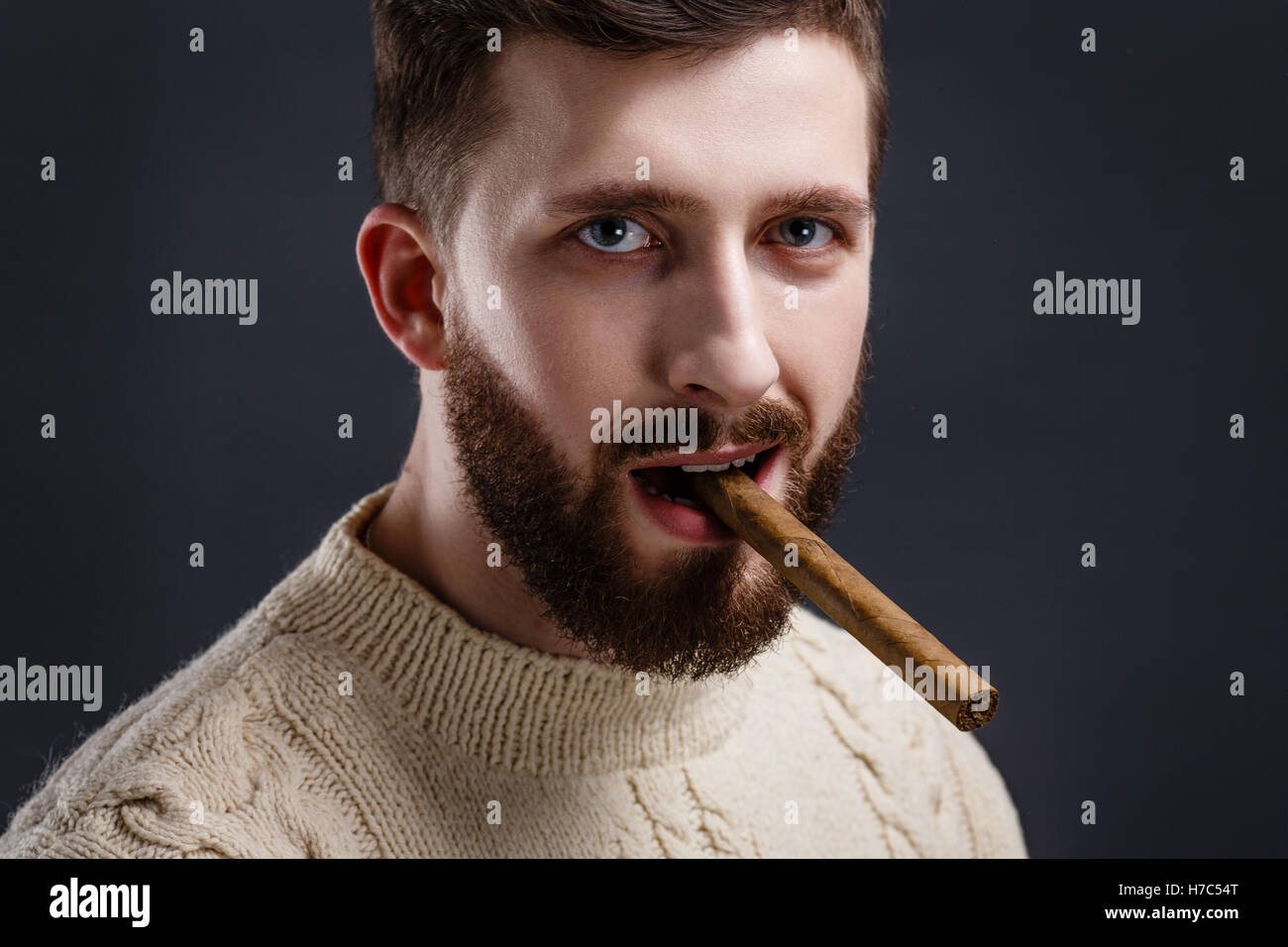 Ritratto di sospetti uomo barbuto con sigaro Foto Stock