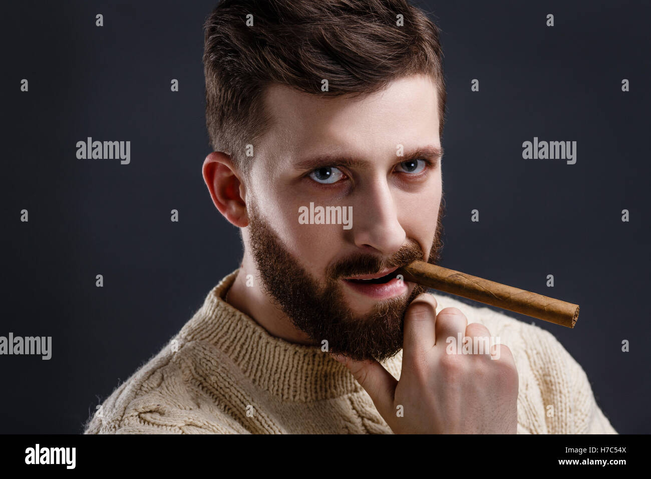 Ritratto di sospetti uomo barbuto con sigaro Foto Stock