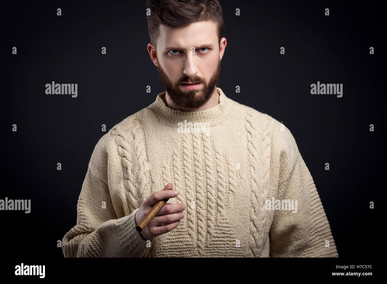 Ritratto di sospetti uomo barbuto con sigaro Foto Stock