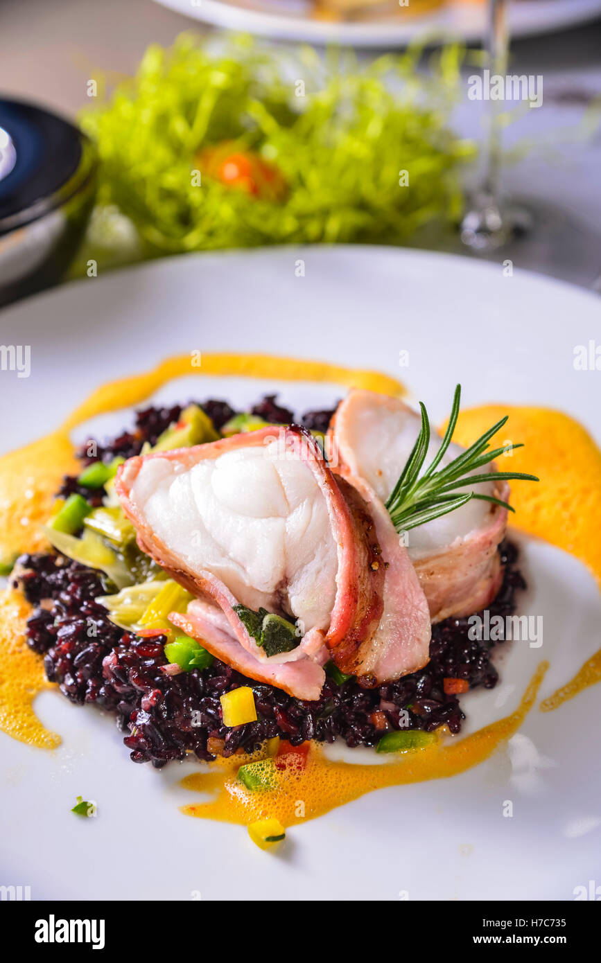 Filetto di pesce con riso viola, Innsbruck, Austria Foto Stock
