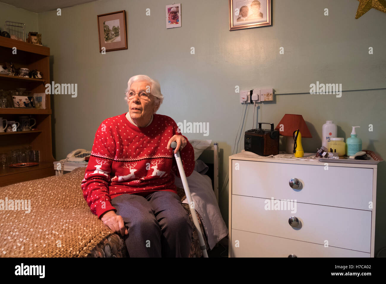 Donna anziana con vista parziale Foto Stock