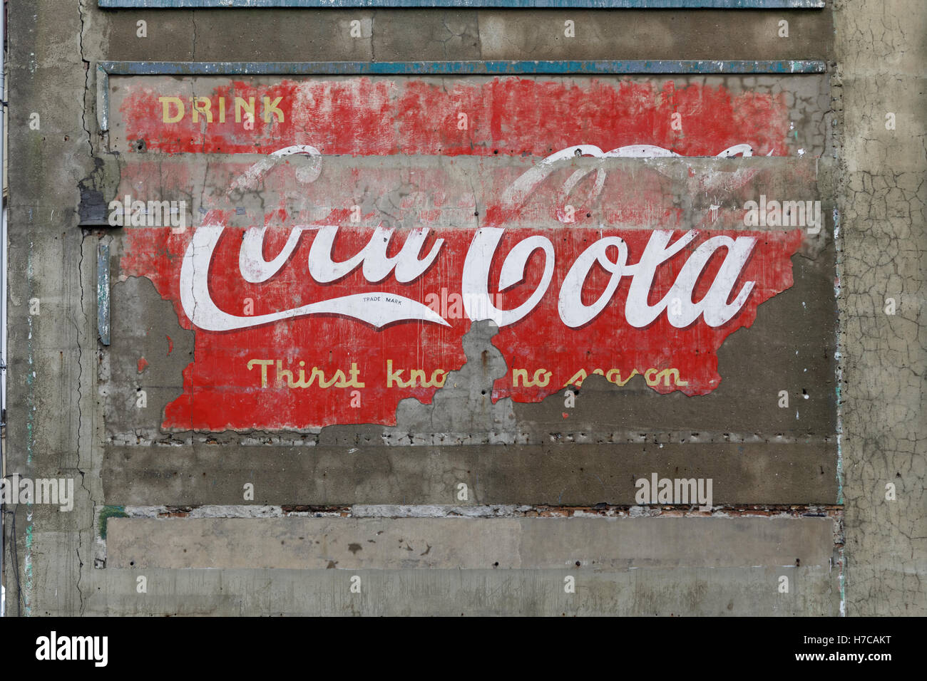 Vecchi segni pubblicitari vintage sul lato della costruzione di inquilini coke coca cola notizie del mondo e birra Foto Stock