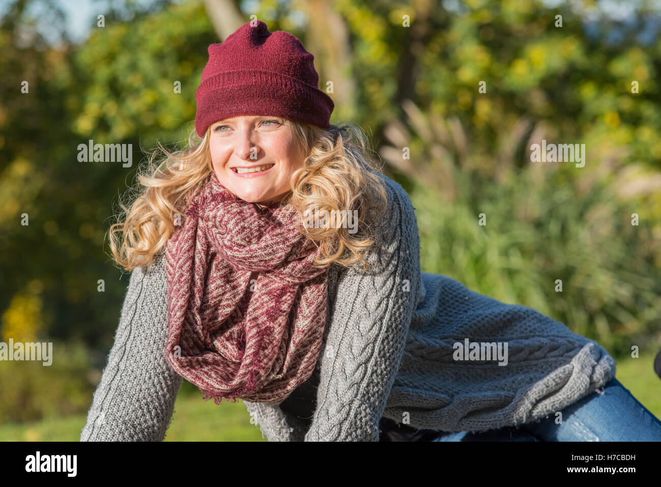 Attraente donna bionda in un parco autunnali Foto Stock