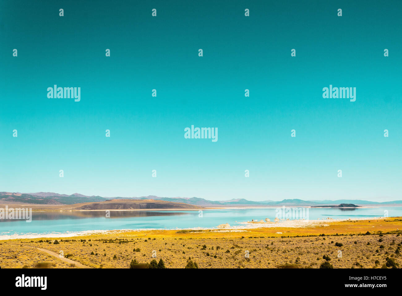 Foto del lago e delle montagne in un deserto vicino a California e Nevada Foto Stock