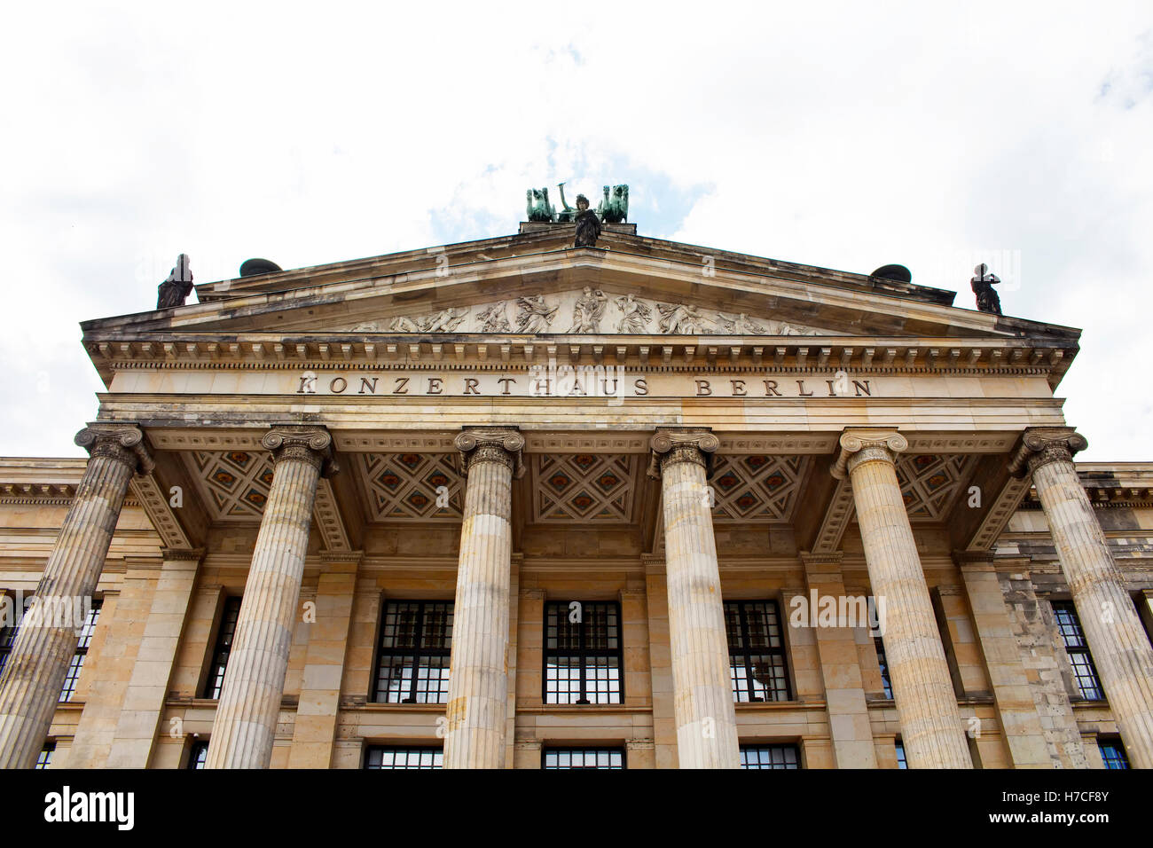 Vista dal basso del Konzerthaus (sala concerti) di Berlino. Edificio classico, aperto nel 1821, ornato di saloni per conce orchestrale Foto Stock