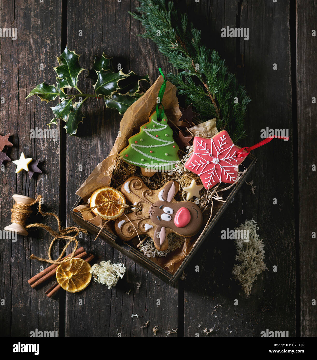 Natale fatti a mano gingerbreads modellato come albero di Natale, la renna Rudolph e forme di fiocco di neve in una scatola di legno su legno vecchio Foto Stock