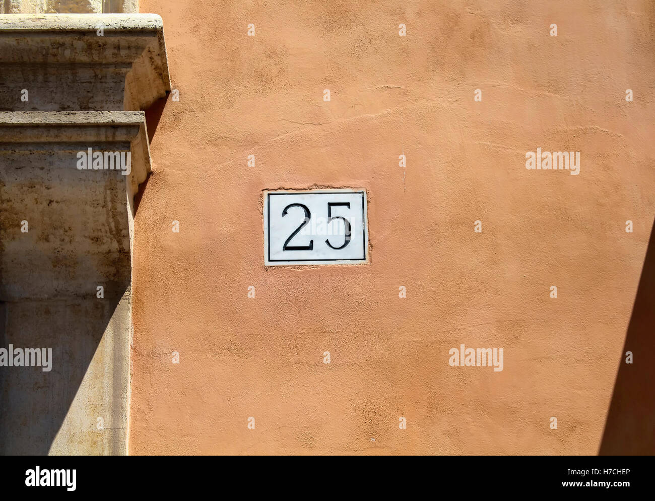 Vista del numero dell'edificio (25) sul vecchio, superficie tradizionale a Roma Foto Stock
