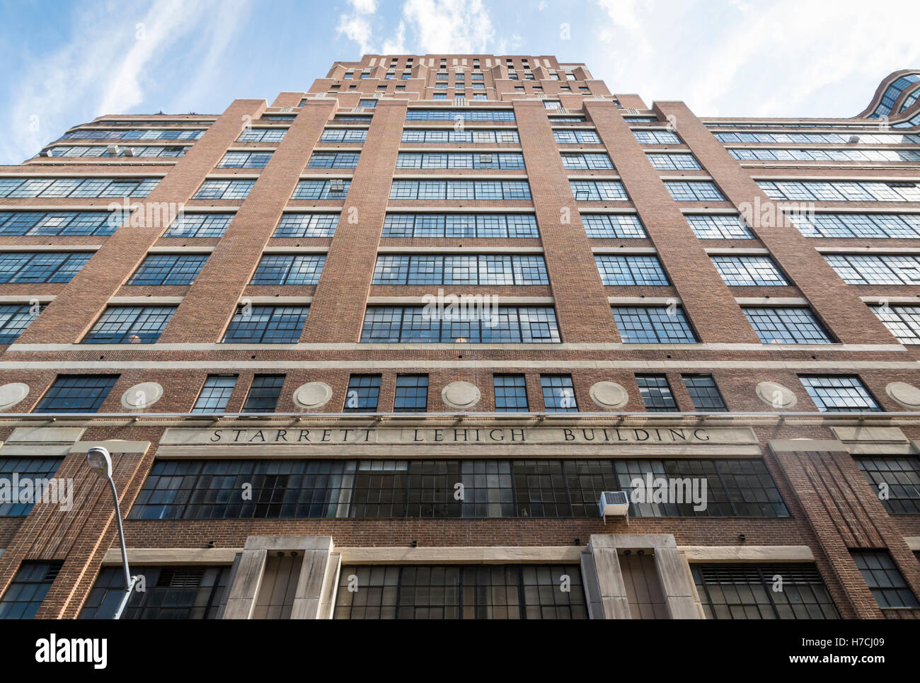 Guardando verso l'alto in corrispondenza della peculiare Starret Lehigh building a Chelsea, New York Foto Stock