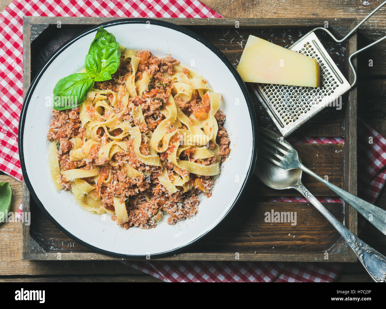 La pasta italiana La cena con parmigiano e basilico fresco Foto Stock