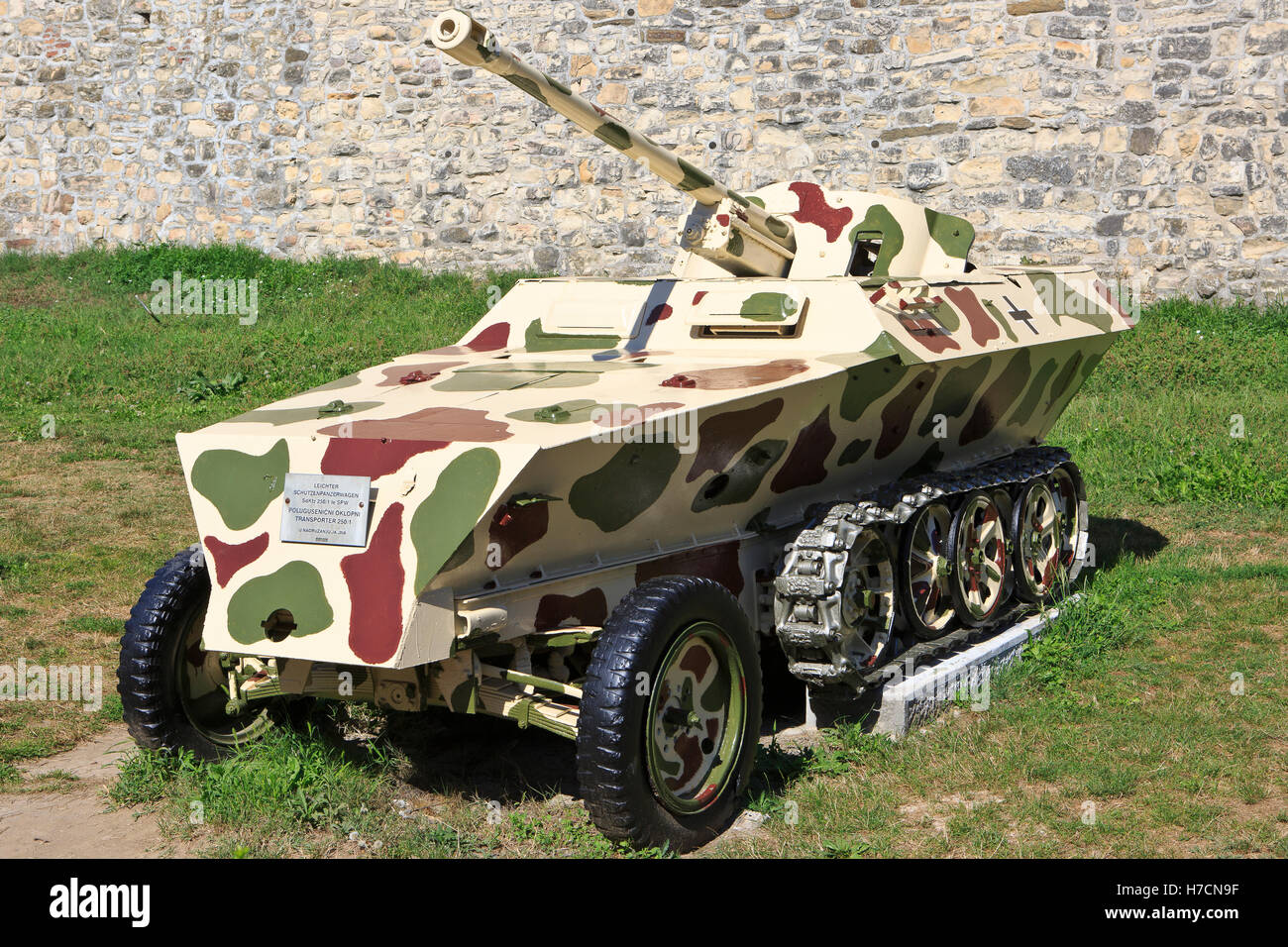 Il tedesco a mezza via corazzato trasporto di personale Sd.Kfz. 250 (in servizio 1941-1945) presso il Museo Militare di Belgrado, Serbia Foto Stock